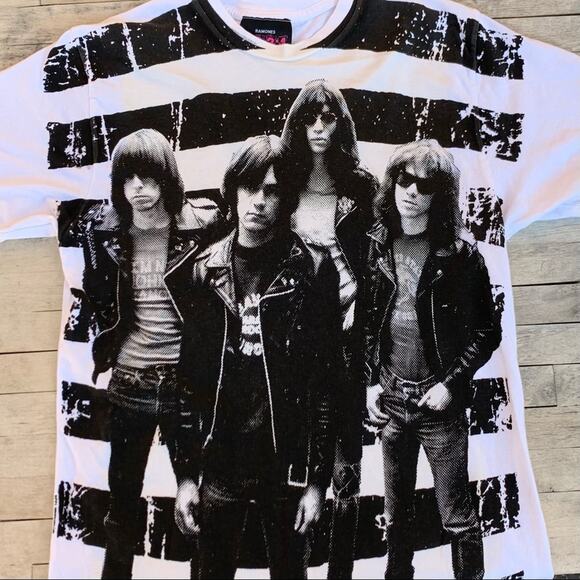 RAMONES TSHIRT SIZE SMALL - Picture 1 of 5